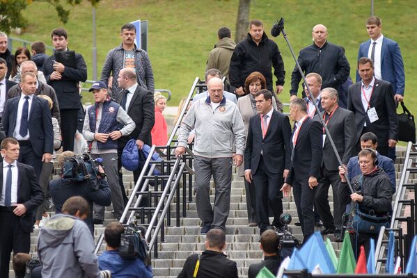 Александр Лукашенко посетил проходящий 18 сентября в Раубичах фестиваль Гонка легенд — звезды биатлона за мир - Sputnik Беларусь