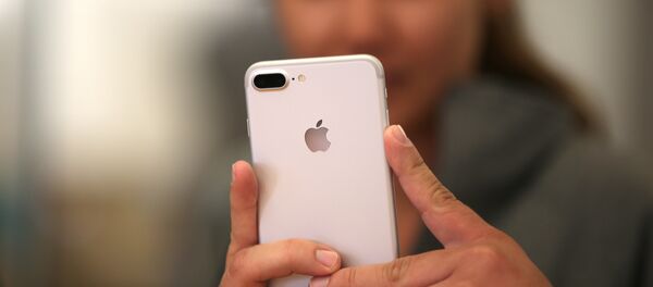 Пользователь iPhone 7 - Sputnik Беларусь