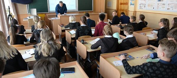 Чистая ностальгия: в борисовский школе можно увидеть советскую форму - Sputnik Беларусь