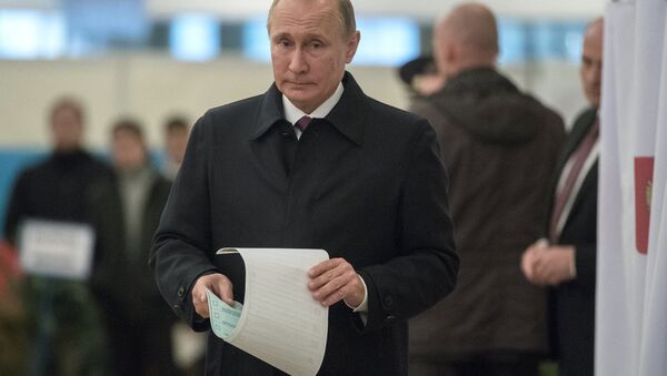 Президент РФ Владимир Путин на избирательном участке - Sputnik Беларусь