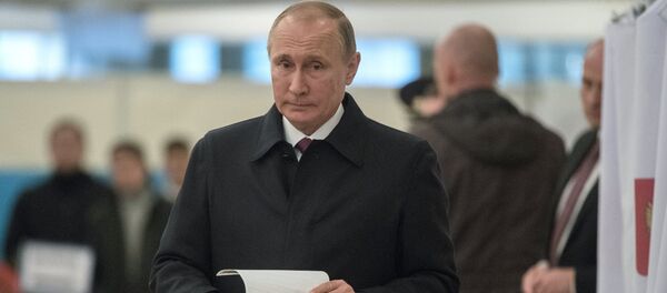 Президент РФ Владимир Путин на избирательном участке - Sputnik Беларусь
