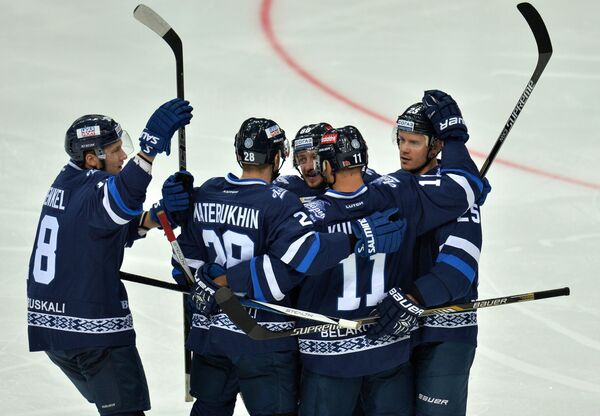 Минчане радуются забитой шайбе в ворота Авангарда - Sputnik Беларусь