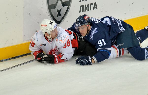 Игрок минского Динамо Артур Гаврус и хоккеист Авангарда Илья Зубов - Sputnik Беларусь