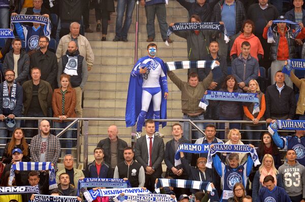 Фанаты минского Динамо перед началом мачта исполняют гимн Беларуси - Sputnik Беларусь