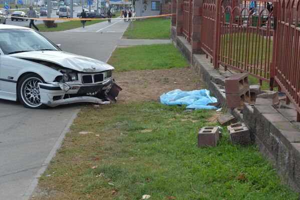 Водитель BMW-3 Series не справился с управлением и вылетел на остановку - Sputnik Беларусь