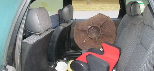 Канализационный люк в салоне авто - Sputnik Беларусь