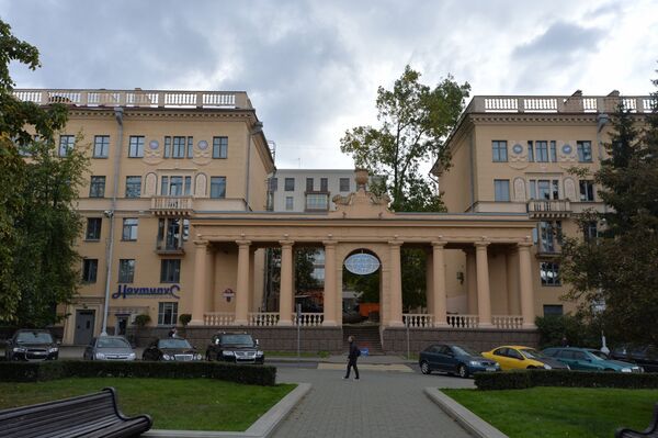 Двор без старого тополя стал выглядеть по-другому  - Sputnik Беларусь