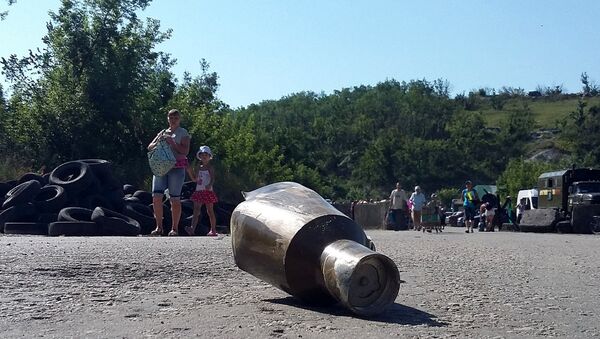 Осколок снаряда неподалеку от КПП Станица Луганская на линии соприкосновения в Донбассе - Sputnik Беларусь