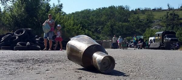 Осколок снаряда неподалеку от КПП Станица Луганская на линии соприкосновения в Донбассе - Sputnik Беларусь