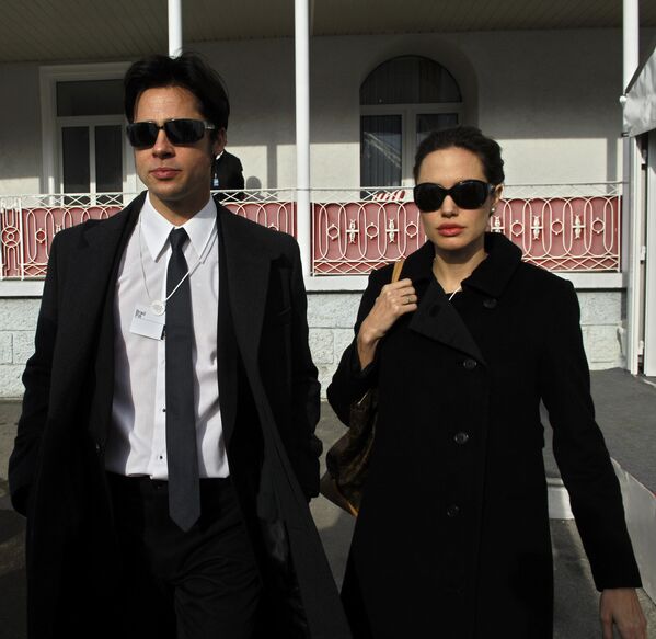 Голливудские звезды возле отеля в Давосе 26 января 2006 года, где посол доброй воли ООН Анджелина Джоли находится на Всемирном экономическом форуме. Джоли и Питт сошлись на съемках боевика Мистер и миссис Смит, где они играли семейную пару спецагентов. Как позже вспоминали создатели фильма, звезды сначала не могли найти общий язык, но уже к концу съемок были неразлучны – даже несмотря на то, что Питт тогда был женат на Дженифер Энистон. - Sputnik Беларусь
