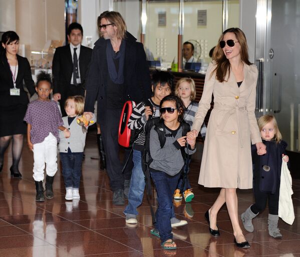 Семья Джоли-Питт в аэропорту Токио 8 ноября 2011 года. - Sputnik Беларусь