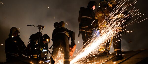 Сотрудники пожарно-спасательных подразделений МЧС на месте пожара, архивное фото - Sputnik Беларусь