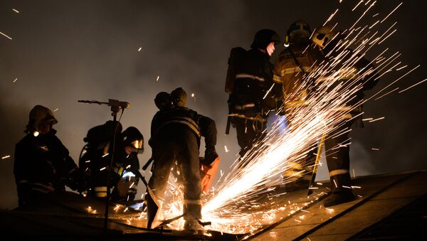 Сотрудники пожарно-спасательных подразделений МЧС на месте пожара, архивное фото - Sputnik Беларусь