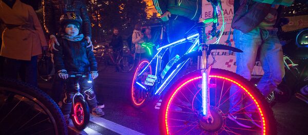 Шоу светящихся велосипедов Велосипедист, дай огня! Шоу светящихся велосипедов Велосипедист, дай огня! - Sputnik Беларусь