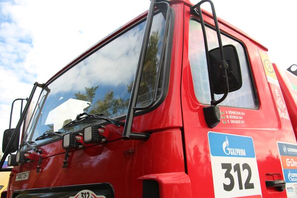 Балельшчыкі звычайна бачаць гоначныя грузавікі, якія на вялікай хуткасці праносяцца міма іх, аднак карэспандэнтам Sputnik аднойчы ўсміхнулася ўдача пабываць у кабіне спартыўнага МАЗа і выпрабаваць на сабе адчуванні язды па бездарожжы, праўда, у якасці пасажыраў. - Sputnik Беларусь