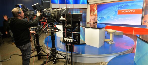 После команды режиссера 10 секунд в кадре остается одна ведущая - Sputnik Беларусь