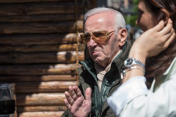 Жизнь Шарля Азнавура: мировое признание, три жены и смерть внебрачного сына - Sputnik Беларусь