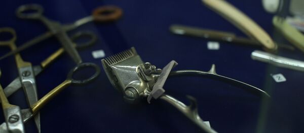 Музей парикмахерского ремесла: самодельный фен и модники-парикмахеры - Sputnik Беларусь