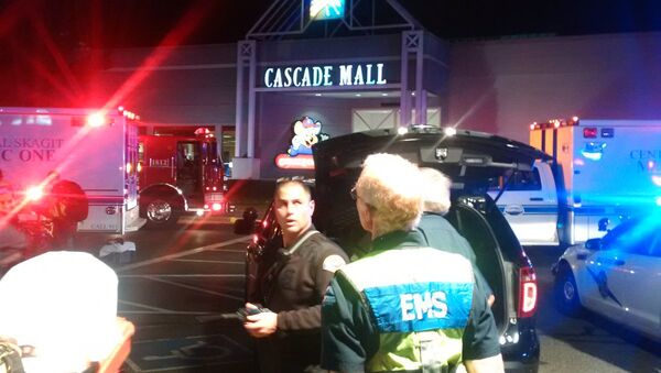 Medics wait to gain access to the Cascade Mall after four people were shot dead in Burlington, Washington, U.S. September 24, 2016. - Sputnik Беларусь