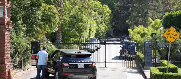 Возле дома Брэда Питта и Анджелины Джоли в Лос-Фелис, штат Калифорния, 20 сентября - Sputnik Беларусь