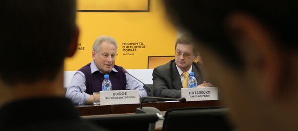 Политологи Григорий Иоффе и Павел Потапейко - Sputnik Беларусь