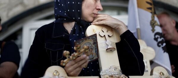 Православная паломница возле Храма Гроба Господнего в Старом городе Иерусалима на Голгофе - Sputnik Беларусь