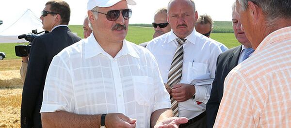 Александр Лукашенко и Николай Корбут (в центре) во время рабочей поездки в Минский район, 29 июля 2014 года - Sputnik Беларусь