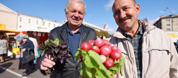 Гомельчане Федор и Александр купили на ярмарке женам букеты Гомельчане Федор и Александр купили на ярмарке женам букеты - Sputnik Беларусь