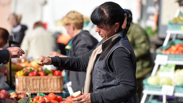 Продавцы яблок предлагают перед покупкой попробовать товар - Sputnik Беларусь