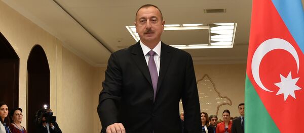 Президент Азербайджана Ильхам Алиев голосует на референдуме Президент Азербайджана Ильхам Алиев голосует на референдуме - Sputnik Беларусь
