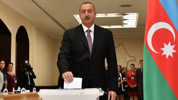 Президент Азербайджана Ильхам Алиев голосует на референдуме - Sputnik Беларусь