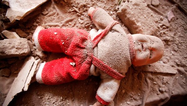 Детская кукла на месте взрыва в Йемене, архивное фото - Sputnik Беларусь