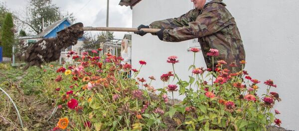 На участок Дмитрия в прямом смысле приплыл огород соседа, и грязь с грядок загородила вход в дом - Sputnik Беларусь