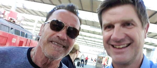 Селфи Шварценеггера с полицейским - Sputnik Беларусь