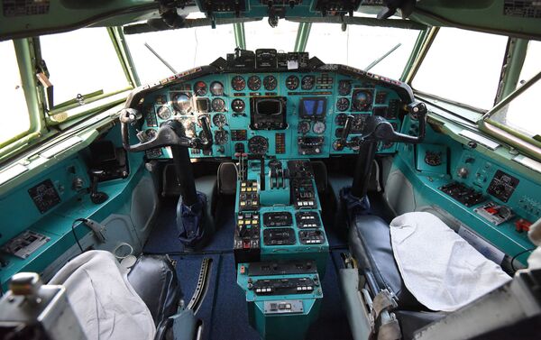 В кабине Ту-154М очень много тумблеров, переключателей, сигнальных лампочек, как и в любом самолете. Старожилы авиации характеризуют кабину в «тушке» как очень просторную - Sputnik Беларусь