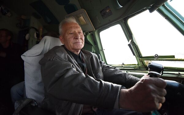 Старейший летчик Гомельского объединенного авиаотряда Владимир Звенигородский в кресле командира. Для него самолеты Туполева – это часть жизни. Он летал даже на Ту-134. Командовал эскадрильей  Ту-154М - Sputnik Беларусь