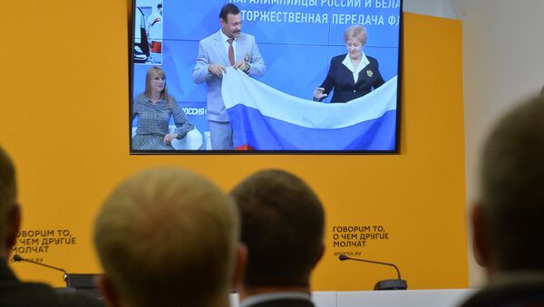 Белорусы передали российский флаг паралимпийцам из РФ - Sputnik Беларусь