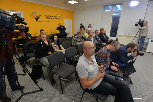 Участники телемоста в режиме онлайн в мультимедийном пресс-центре Sputnik в Минске - Sputnik Беларусь