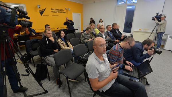 Участники телемоста в режиме онлайн в мультимедийном пресс-центре Sputnik в Минске - Sputnik Беларусь