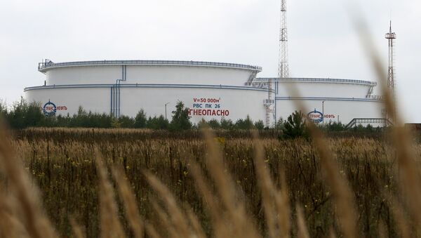 Вид на емкости для хранения нефти нефтепровода Дружба неподалеку от города Мозырь Гомельской области - Sputnik Беларусь