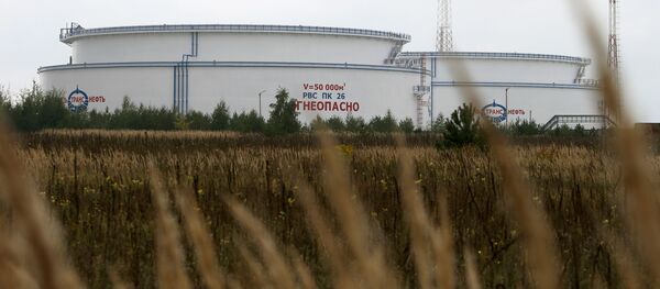 Вид на емкости для хранения нефти нефтепровода Дружба неподалеку от города Мозырь Гомельской области - Sputnik Беларусь