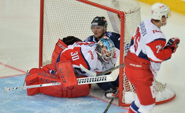 Форвард минчан Александр Матерухин в воротах Локомотива - Sputnik Беларусь