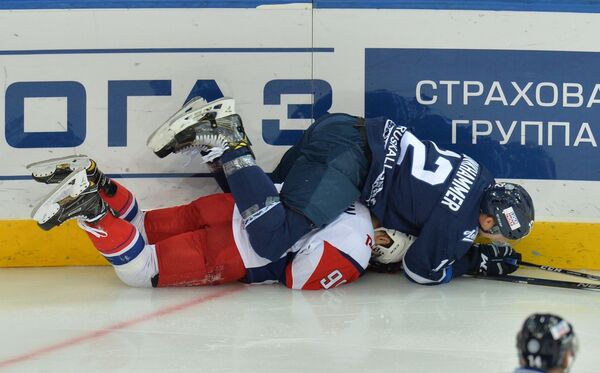 Автор забитого гола Роб Клинкхаммер верхом на Александре Полунине - Sputnik Беларусь