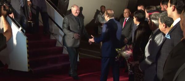 У трапа самолета  на авиабазе Нур Хан под Исламабадом Александра Лукашенко встретил Премьер-министр Пакистана Наваз Шариф - Sputnik Беларусь