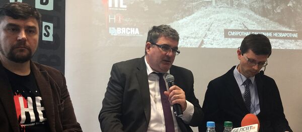 Заместитель главы Представительства ЕС в Беларуси Джим Казанс (в центре) - Sputnik Беларусь