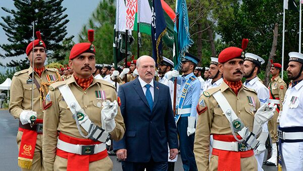 Церемония официальной встречи Президента Беларуси Александра Лукашенко с участием почетного караула, 5 октября 2016 года - Sputnik Беларусь