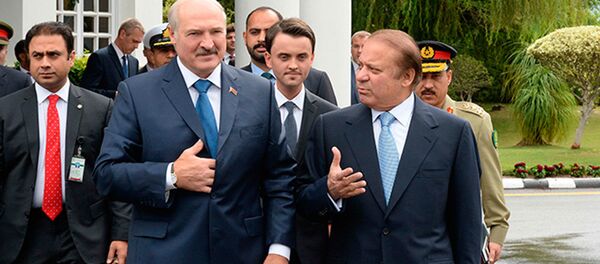 Президент Беларуси Александр Лукашенко и Премьер-министр Пакистана Наваз Шариф, 5 октября 2016 года - Sputnik Беларусь