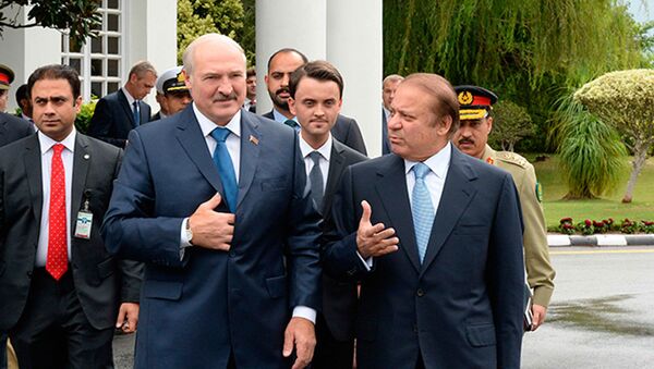 Президент Беларуси Александр Лукашенко и Премьер-министр Пакистана Наваз Шариф, 5 октября 2016 года - Sputnik Беларусь