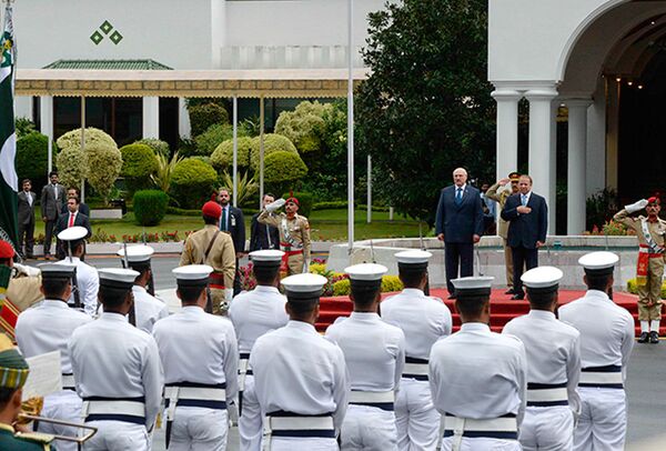 Церемония официальной встречи Президента Беларуси Александра Лукашенко с участием почетного караула, 5 октября 2016 года - Sputnik Беларусь