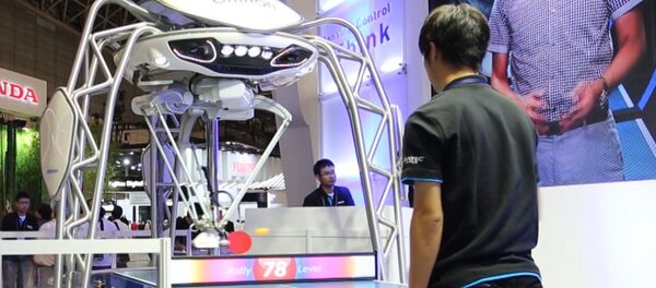 Спутник_Робот для конвейеров мастерски сыграл в пинг-понг на выставке в Японии - Sputnik Беларусь